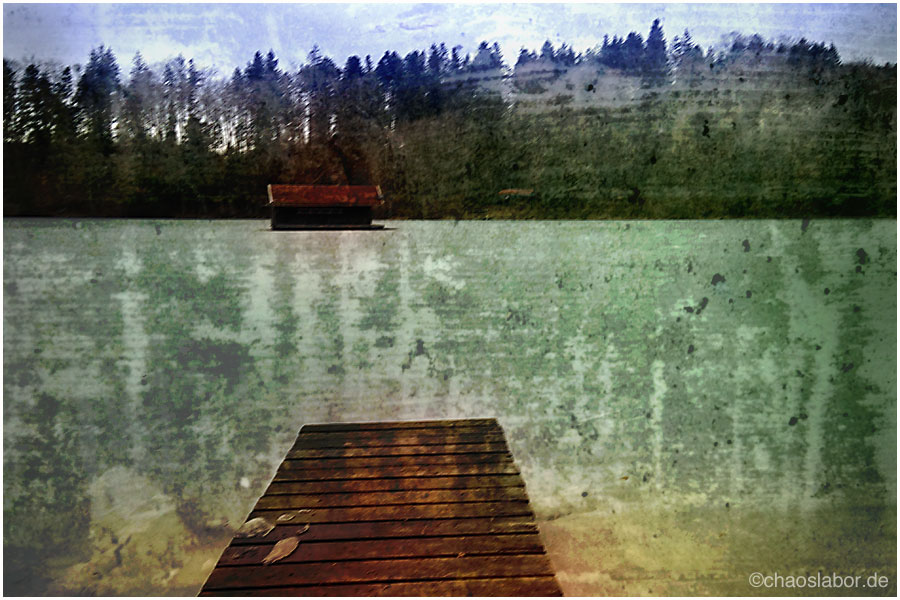 Vereister See mit Steg und Hütte